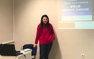 ▲	Edyta Rząsa w trakcie wykładu o wypaleniu zawodowym.