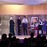 ▲	Dzieci odegrały sztukę opowiadającą o życiu kardynała. 