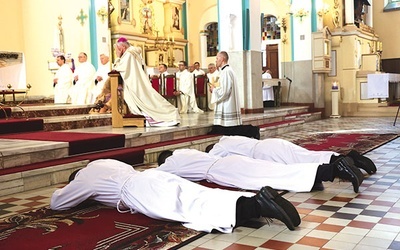 Podczas Litanii do Wszystkich Świętych kandydaci modlili się w postawie prostracji.
