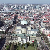 Katowickie śródmieście z lotu ptaka. Na pierwszym planie kuria metropolitalna i katedra.