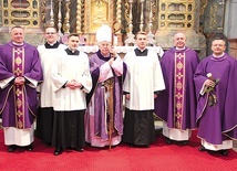 ▲	Klerycy z bp. Pawłem Sochą i odpowiedzialnymi za formację w seminarium.