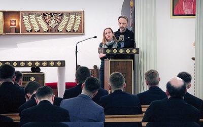 ▲	Anna i Radosław Rudzińscy dzielą się swoim świadectwem w seminaryjnej kaplicy.