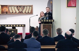 ▲	Anna i Radosław Rudzińscy dzielą się swoim świadectwem w seminaryjnej kaplicy.