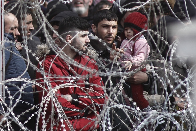 Tysiące migrantów próbują przekroczyć granicę turecko-grecką