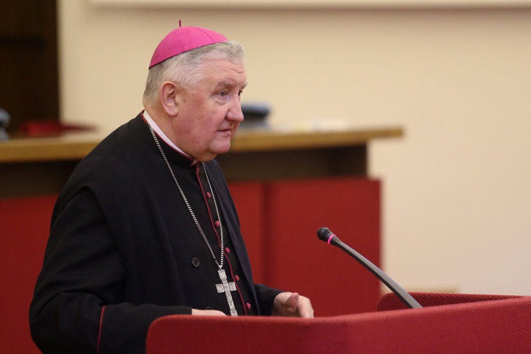 Biskup Regmunt otrzymał odznakę "Za Zasługi dla Ochrony Zdrowia" 