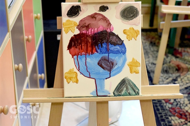 Zajęcia z koloroterapii w świetlicy dla dzieci Caritas Diecezji Świdnickiej