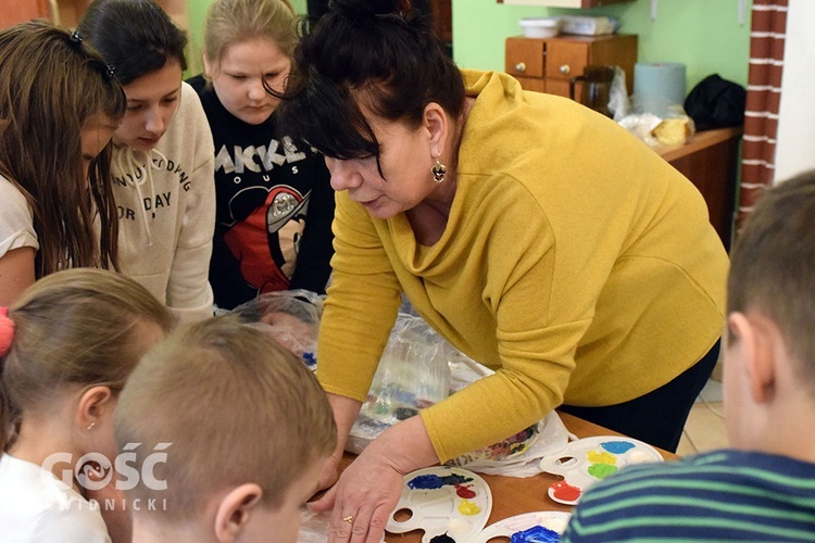 Zajęcia z koloroterapii w świetlicy dla dzieci Caritas Diecezji Świdnickiej