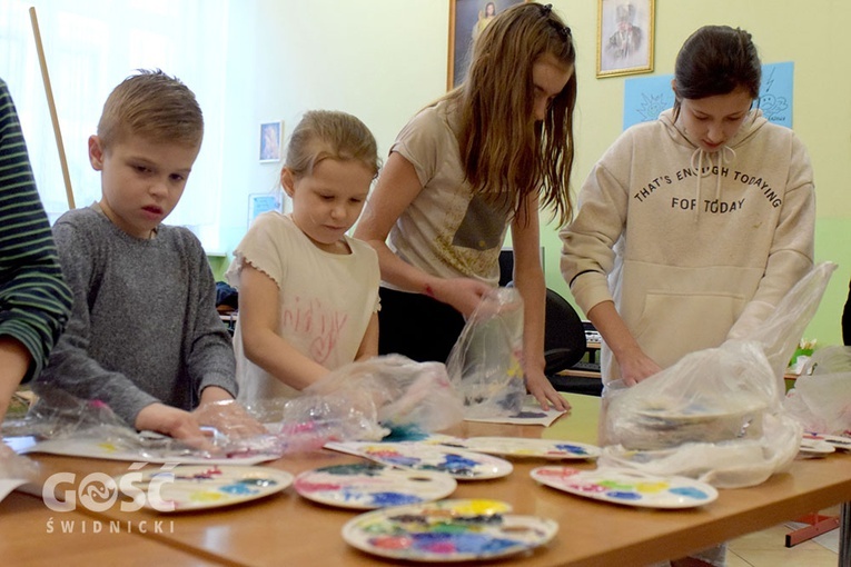 Zajęcia z koloroterapii w świetlicy dla dzieci Caritas Diecezji Świdnickiej