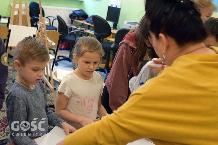 Zajęcia z koloroterapii w świetlicy dla dzieci Caritas Diecezji Świdnickiej