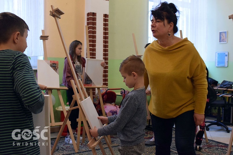 Zajęcia z koloroterapii w świetlicy dla dzieci Caritas Diecezji Świdnickiej
