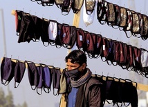Uliczny sprzedawca maseczek w czasach paniki związanej z rozprzestrzenianiem się koronawirusa. 
27.02.2020 Peszawar, Pakistan
