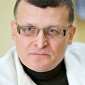 Dr hab. Paweł Grzesiowski – wykładowca  Szkoły Zdrowia Publicznego CMKP,  dyrektor Centrum Medycyny Zapobiegawczej i Rehabilitacji w Warszawie.