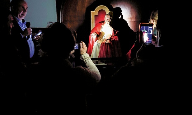 Wykonana przez salezjanów figura św. Jana Pawła II jest łudząco podobna do oryginału.