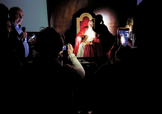 Wykonana przez salezjanów figura św. Jana Pawła II jest łudząco podobna do oryginału.