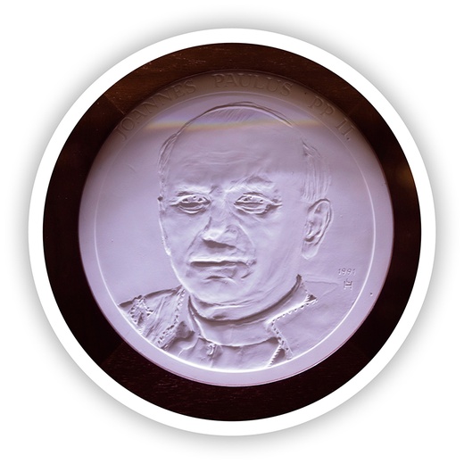 Medalion z porcelany w zwykłym oświetleniu.