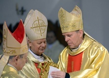 Jako pierwsi relikwie św. Kazimierza uszanowali (od lewej): bp Henryk Tomasik, bp Adam Odzimek i bp Piotr Turzyński.