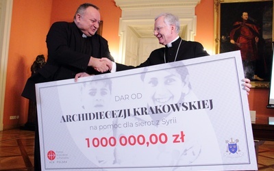 Abp Marek Jędraszewski przekazał czek od archidiecezji krakowskiej na 1 mln zł na rzecz sierot w Syrii