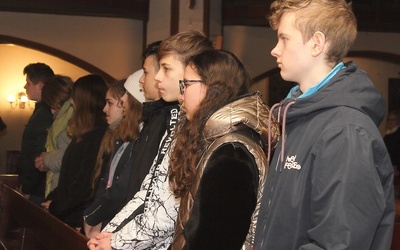Adoracja młodzieży za młodzież. Noc czuwania w Szczecinku