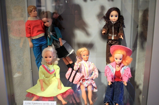 200 lalek z całego świata w muzeum w Głogówku