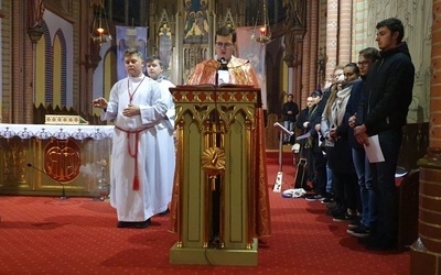 Ks. Łukasz Basisty w czasie celebracji w bielawskim kościele.