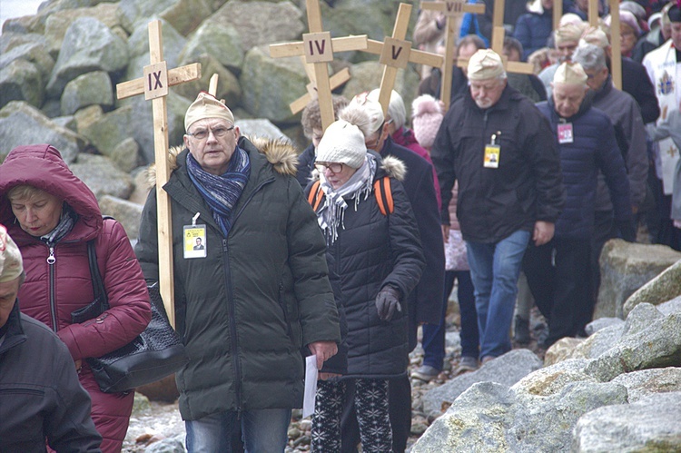 Droga Krzyżowa mężczyzn brzegiem morza w Gdyni.