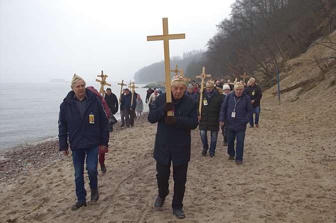 Droga Krzyżowa mężczyzn brzegiem morza w Gdyni.