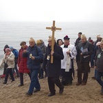 Droga Krzyżowa mężczyzn brzegiem morza w Gdyni.