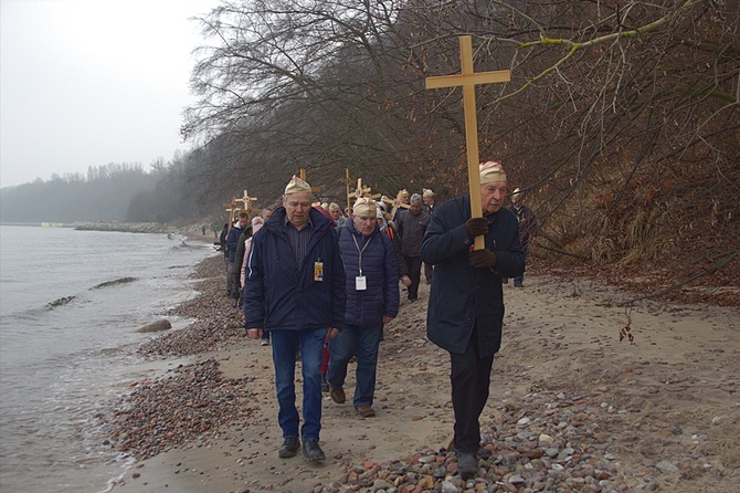 Droga Krzyżowa mężczyzn brzegiem morza w Gdyni.