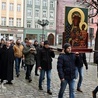 Mężczyźni w pierwszą sobotę miesiąca przeszli przez świdnicki rynek w stronę katedry.