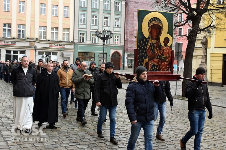 Mężczyźni w pierwszą sobotę miesiąca przeszli przez świdnicki rynek w stronę katedry.