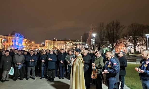 Mężczyźni modlili się na pl. Litewskim.