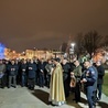 Mężczyźni modlili się na pl. Litewskim.