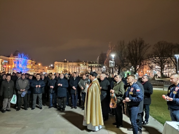 Mężczyźni modlili się na pl. Litewskim.