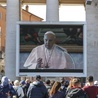 Papież zapewnia o bliskości i modlitwie za chorych na koronawirusa