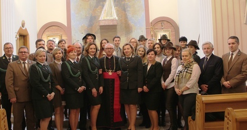 Diany ze swoim kapelanem ks. Adamem Łukiewiczem oraz gośćmi w kaplicy ośrodka "Emaus".