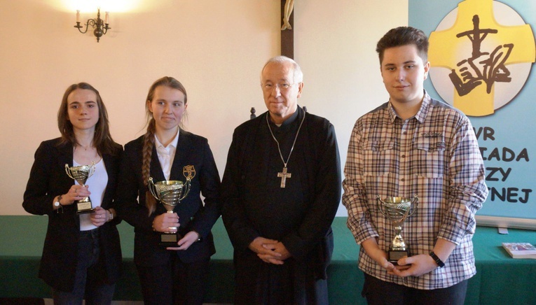 Aleksandra Supeł, Dominika Łażewska i Michał Oleśnicki otrzymali puchary od ordynariusza diecezji.