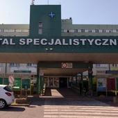 Przy wejściu głównym (na zdjęciu) wykonywany jest pomiar temperatury. Podobnie przy wejściu do oddziału ratunkowego. Inne wejścia zostały zamknięte.