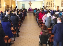 ◄	W Zielonej Górze wierni nie zrezygnowali z uczestnictwa w niedzielnej liturgii. Na zdjęciu: Eucharystia w kościele pw. św. Franciszka.