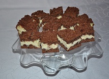 ▲	Wygrał dwukolorowy sernik.