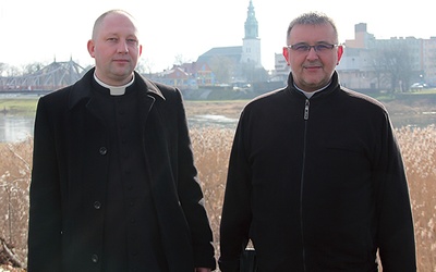 ▲	Ks. M. Szot i ks. M. Pracuk (z prawej) są wikariuszami parafii pw. św. Jadwigi Śląskiej w Krośnie Odrzańskim.
