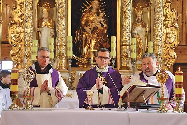 Relikwiarze stanęły na ołtarzu naruszewskiej świątyni.