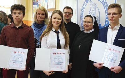 Laureaci z pamiątkowymi dyplomami (od lewej): Damian Gierek (II miejsce), Laura Szewczyk (III miejsce) i Hubert Ćwikliński (I miejsce) wraz z katechetką Agnieszką Jasińską oraz organizatorami etapu diecezjalnego: ks. Markiem Wilczewskim i s. Dominiką Dudzik.