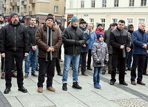 ◄	Odmawiający Różaniec na placu św. Jana Pawła II w Świdnicy.