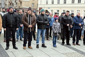 ◄	Odmawiający Różaniec na placu św. Jana Pawła II w Świdnicy.