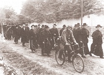 ▲	Aresztowani zakonnicy 19 września 1939 r. opuszczają Niepokalanów (źródło: CMJW). 