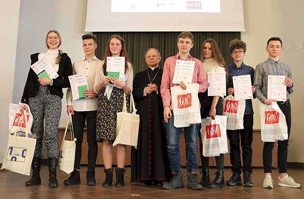 Laureaci i wyróżnieni z bp. Henrykiem Tomasikiem.