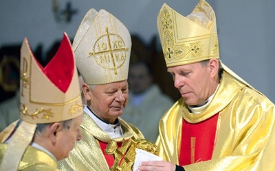 Liturgię sprawowali biskupi (od lewej): Henryk Tomasik, Adam Odzimek i Piotr Turzyński.