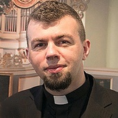 ▲	Ks. Rayss jest wikariuszem diecezji pomorsko-wielkopolskiej i parafii trójmiejskich protestantów.