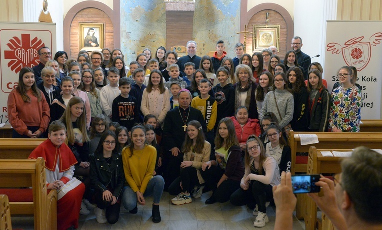 Pamiątkowa fotografia po Mszy św., której przewodniczył bp Henryk Tomasik.