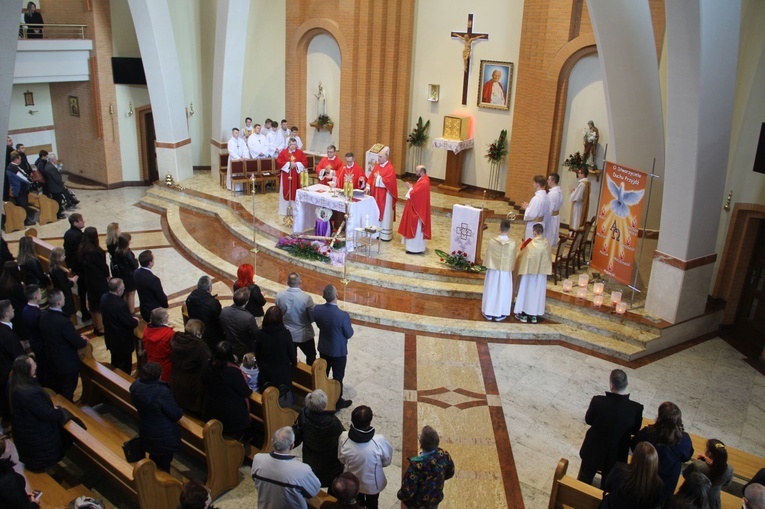 Bierzmowanie w parafii św. Jana Pawła II w Nowym Sączu